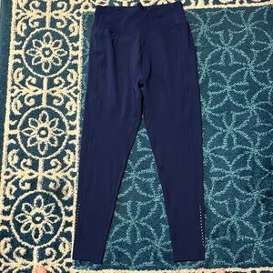 NWT leggings with tapered legs and side pockets. Bonus zippered pocket waistband